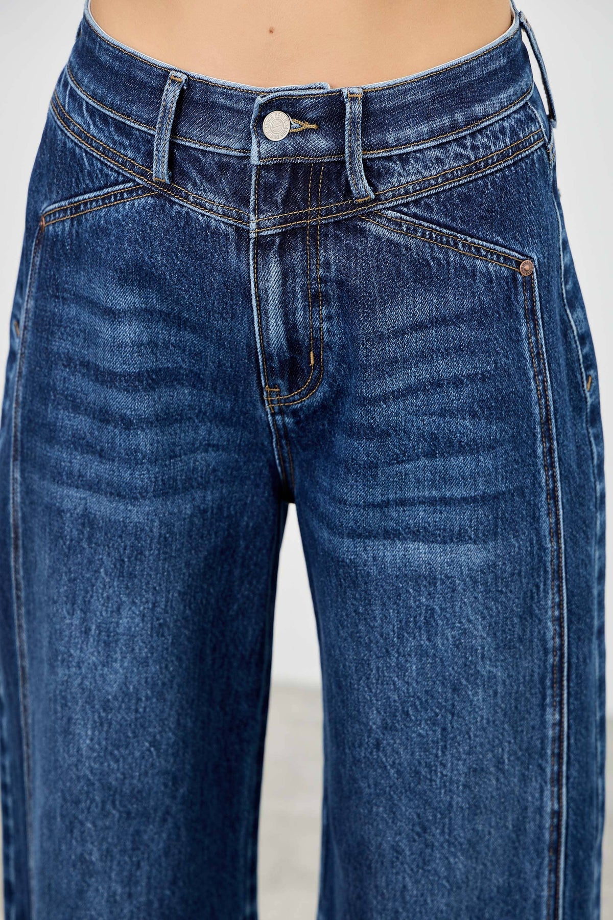High-Rise Low Curve Barrel Jean